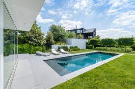 modern zwembad in graniet wim verrezen tuinarchitectuur zwembad achtertuin zwembad tuinprojecten