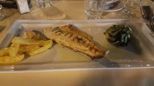 Per la ricetta dei cannelloni di branzino, togliete ai filetti di pesce la pelle, poi divideteli in contorno: Branzino Alla Griglia Con Contorni Foto Di Trattoria Da Paolo Bologna Tripadvisor