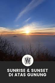 Pantai parangtritis memang terkenal dengan pemandangan sunsetnya yang indah, menikmati senja di pinggir pantai dengan suara deburan ombak bersama pasangan memang menjadikan suasana kian romantis. 8 Foto Pemandangan Sunrise Dan Sunset Indah Di Gunung Matahari Terbenam Matahari Terbit Pemandangan