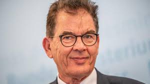 Like diego maradona, muller appeared to be physically square. Gerd Muller Entwicklungsminister Muller Wird 2021 Nicht Mehr Fur Den Bundestag Kandidieren Augsburger Allgemeine