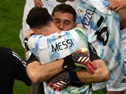Emiliano martínez y lo que le dijo a los colombianos en la tanda de penales de la copa américa el portero emiliano martínez, fue uno de los grandes artífices de la clasificación de argentina. Eotzehzl8qzmnm