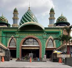 Wisata religi ini berada di dekat stasiun kota kediri yang berada di sebelah timur daripada wisata jalan dhoho kediri. Masjid Dan Kemiskinan Wajah Gelisah Umat Islam