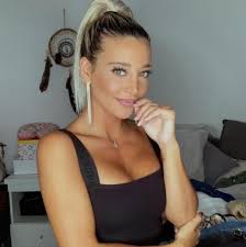 La conductora mostró su indignación luego de que su compañera en canal 26 luciera una transparencia al aire. Sol Perez Photos Sol Perez Picture Gallery Famousfix