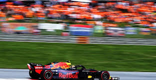 Max verstappen en lewis hamilton zetten op het thuisdomein van red bull hun concurrentiestrijd voort. Live F1 Vrije Training 1 Van De Grand Prix Van Oostenrijk 2019