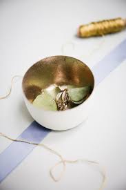 Ring Schalchen S In Weiss Und Gold Geschenk Idee Hochzeitstisch Deko Matt Hochzeitstisch Ringkissen Hochzeit Kleine Geschenke Zur Hochzeit