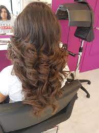 Donna bruna con i capelli ricci lunghi e lucenti. Look Fashion Boccoli Capelli Lunghi Bella Noemi Facebook