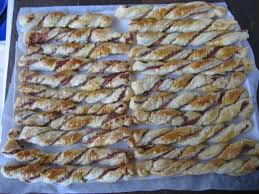 1 rotolo di pasta sfoglia. Spirali Di Pasta Sfoglia Con Semi Di Papavero E Prosciutto Crudo O Cotto Ideericette