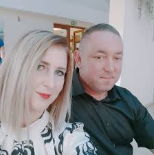 Największy błąd, jaki można popełnić, to pozwolić zostać niektórym ludziom  w naszym życiu o wiele dłużej niż na to zasługują. Odpuść sobie znajomości,  które nie są dla Ciebie. Ty też dla wszystkich