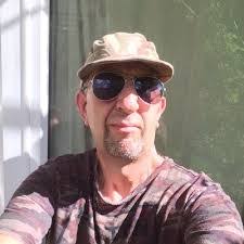 Lester Pickering's Instagram, Twitter & Facebook