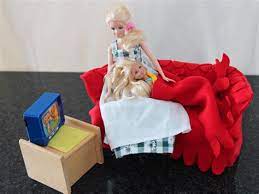 Die kleinen kleidungsstücke können allerdings auch schnell verloren gehen und müssen dann oft ersetzt werden. Barbie Chelsea Selber Machen Schnittmuster Puppenkleider Ohne Nahen Fur Barbie Und Ihre Freundinnen March 11 1961 Was A Banner Day In The World Of Barbie Because That S The Day