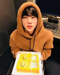Jin yang baru saja berulang tahun pada bulan ini lahir pada tanggal 4 desember 1992. Pin By Oohraniya On Kim Seok Jin ê¹€ì„ì§„ Jin Seokjin Kim Seokjin Jin
