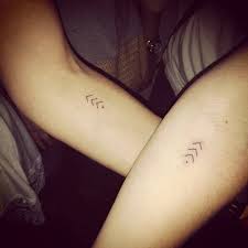 61 Tatowierungen Die Winzig Und Wunderschon Sind In 2020 Tatowierungen Tattoo Freundschaft Tattoos Freundschaft