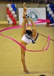 A ginasta deve executar toda a série, composta por movimentos acrobáticos e de dança, além de giros de 360 graus e saltos obrigatórios, em um período que varia entre 70 e 90 segundos. Ginastica Ritmica Desciclopedia