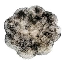 Die blume des lebens macht diesen teppich zu einem wunderschönen blickfang und hat eine positive energetische w. Lammfell Teppich Blume Schwarzwald Lange Wolle Der Fellmann Naturfellprodukte