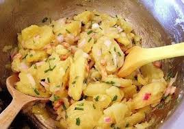 Das Perfekte Warmer Kartoffelsalat Rezept Mit Bild Und Einfacher Schritt Fur Schritt Anleitung Die Kartoffelsalat Rezept Kartoffelsalat Warmer Kartoffelsalat