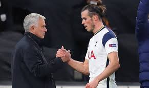 Он играет на позиции правый вингер. Mourinho Verteidigt Bale