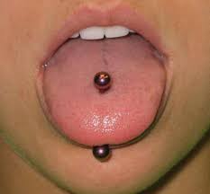 Un Piercing Alla Lingua Tradizionale Passa Dritto Attraverso La Lingua Attraverso Dritto Lingua P Piercings Bucales Piercing Nariz Mujer Piercings Bonitos