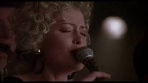 Negli anni '80 un giovane proletario irlandese mette assieme un gruppo di musicisti soul (the commitments, ossia le promesse. The Commitments Official Trailer Youtube