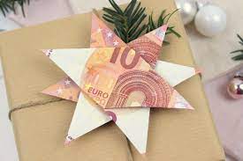 Leg den ersten schein waagerecht vor dich hin und falte ihn einmal mittig. Diy Origami Stern Aus Geldscheinen Geldgeschenk Zu Weihnachten