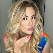 Melissa Lamb's Instagram, Twitter & Facebook