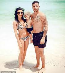 Walker annie kyle kilner lauryn goodman private england she revealed fiancee splashes jet take instagram children says star. Lauryn Goodman Wiegen Baby Bump Als Sie Einzelheiten Ihrer Verruckt Schwangerschaft Aktuelle Boulevard Nachrichten Und Fotogalerien Zu Stars Sternchen