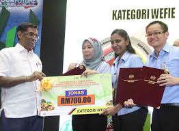 Bila lihat mereka yang di bahagian hadapan ini berpanas sangat dengan baju. Kementerian Kesihatan Malaysia