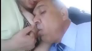 مدير يمص حلمات بزاز موظفة عراقية في السيارة اثناء ذهابهم للعمل - زباوي