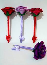 Caneta De Flor De Eva Passo A Passo Caneta Personalizada Com Rosa Em Eva Revestida Com Fita De Cetim E Com Aplique De Perola Canetas Personalizadas Flor De Tecido Tecidos Artesanais De Feltro