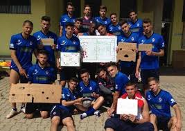 Les Joueurs De Bari Italie N Ont Pas Hesite A Faire Le Buzz Avec Une Photo Ou On Les Voit Faire La Mou Avec Des Pancartes Qui En Veut Sports Football Theme