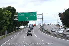 Kisah misteri yang di kongsikan oleh seorang anggota bomba tentang kemalangan ngeri di lebuhraya utara selatan kongsikan. Lebuhraya Utara Selatan Plus