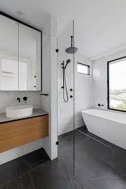 ruime moderne design badkamer met een groot raam en witte stuc plafond inloopdouche en bad bathroom interior design bathroom layout small bathroom makeover