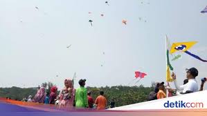Kamu akan diajak untuk memahami materi hingga metode menyelesaikan soal. Melihat Meriahnya Festival Layang Layang Di Batang