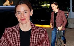 Who is jennifer garner's husband? Private Personality Jennifer Garner Spotted Kissing And Snuggling Up To New Boyfriend John Miller Glamour Fame