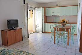 Cucina con annesso angolo cottura completo di forno a microonde e frigorifero, corredate di utensili da cucina e stoviglie. Appartamento N 21 Appartamenti Affitti Estivi E Case Vacanza Alba Adriatica Residence Metauro