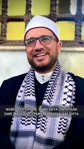 فَخَلِّ الخَلْقَ خَلْفَكَ، ثُمَّ عَامِلْ بِصِدْقِ الذَّاتِ مَوْلَاكَ  العَلِيَّة