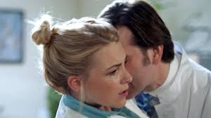 Sein wahres Gesicht: Dr. Brücker fällt über Lilly her