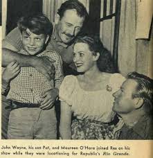 🔥🔥🔥𝗝𝗼𝗵𝗻 𝗪𝗮𝘆𝗻𝗲, 𝗣𝗮𝘁𝗿𝗶𝗰𝗸 𝗪𝗮𝘆𝗻𝗲, 𝗠𝗮𝘂𝗿𝗲𝗲𝗻 &  𝗥𝗲𝘅 𝗥𝗲𝗲𝗱 𝗼𝗻 𝘁𝗵𝗲 𝘀𝗲𝘁 𝗼𝗳 𝗥𝗶𝗼 𝗚𝗿𝗮𝗻𝗱𝗲 𝟭𝟵𝟱𝟬 On the  set of "Rio Grande" (1950), John Wayne, Patrick Wayne, Maureen O'Hara, and  Rex Allen shared