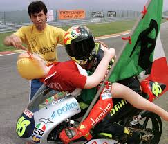 Valentino rossi przyznał, że włodarze motogp chcą iść w ślady formuły 1 i zorganizować wyścigi online między zawodnikami w miejsce przełożonych rund. Buon Compleanno Valentino Rossi Il Dottore Spegne Oggi 42 Candeline