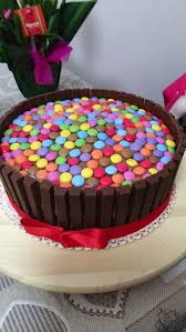 Torta Smarties Con Crema Alla Nutella Torte Torta Di Compleanno Arcobaleno Torte Di Compleanno Al Cioccolato
