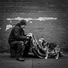 Homeless veteran shares blanket with stray dog