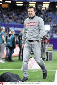 Der zweitligist zieht seine konsequenzen und stellt seinen trainer frei. Trendsetter Wie Hsv Trainer Christian Titz Den Hsv Fanshop Lahm Legte Mopo De