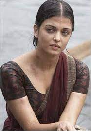 This is a photo of aishwarya rai bachchan where she was on her way to an event and as you can see, she is wearing no makeup and has a very simple outlook and yet manages to look refreshingly beautiful. Look At Pictures Of Aishwarya Rai Bachchan Without Makeup Show The Importance Of Makeup