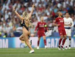 Liverpool beat tottenham in the champions league final for their sixth european cup but most of the attention came from kinsey wolanski, the girlfriend of youtube prankster vitaly zdorovetskiy, who interrupted the game by running onto the field in a leotard with the name of zdorovetskiy's brand. Daily Star On Twitter Champions League Final Streaker Interrupts Liverpool Vs Spurs Uclfinal Totliv Https T Co Gnppu7sqb4