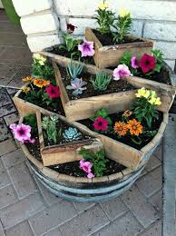 Cajas De Flores Coloridas Kitsch Y Alocadas Descubra Nuestra Seleccion De Jardines Alocadas Cajas Coloridas De Descu Garten Pflanzen Und Gartenarbeit