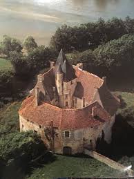 Le Chateau De Meauce Est L Un Des Plus Ancien Du Nivernais Il A Ete Construit Sur Le Rochefort Piton Rocheux Au Milieu De La Riviere Allie Chateau France France Et Architecture