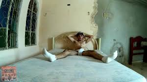 Albañil pajeandose en una casa en construcción