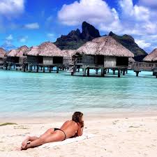 Daisy fuentes and richard marx recreate their wintery wedding: Daisy Fuentes Topless At The Beach March 2017 Popsugar Latina