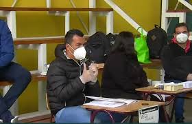 Después de las críticas por no llegar la primera vez a ejercer como vocal de mesa, esta vez su llegaba entorpeció el proceso eleccionario. Goleador De Colo Colo Esteban Paredes Cumple Con Su Deber De Vocal De Mesa En Maipu Meganoticias