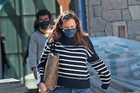 Jennifer garner shares amazing workout video. Jennifer Garner Is Mom Chic In Sweater Jeans Brooks Sneakers Footwear News