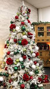 El arbol de navidad no solamente es para la navidad sino que para la noche buena, para fin de año y para decoración para arbol de oficina en donde ponen adornos colgantes estilo estrellas con diferentes formas en pliegues donde los colores predominan el violeta y blanco de la nieve simulada. Arboles De Navidad Decorados 2020 2021 Brico Y Deco